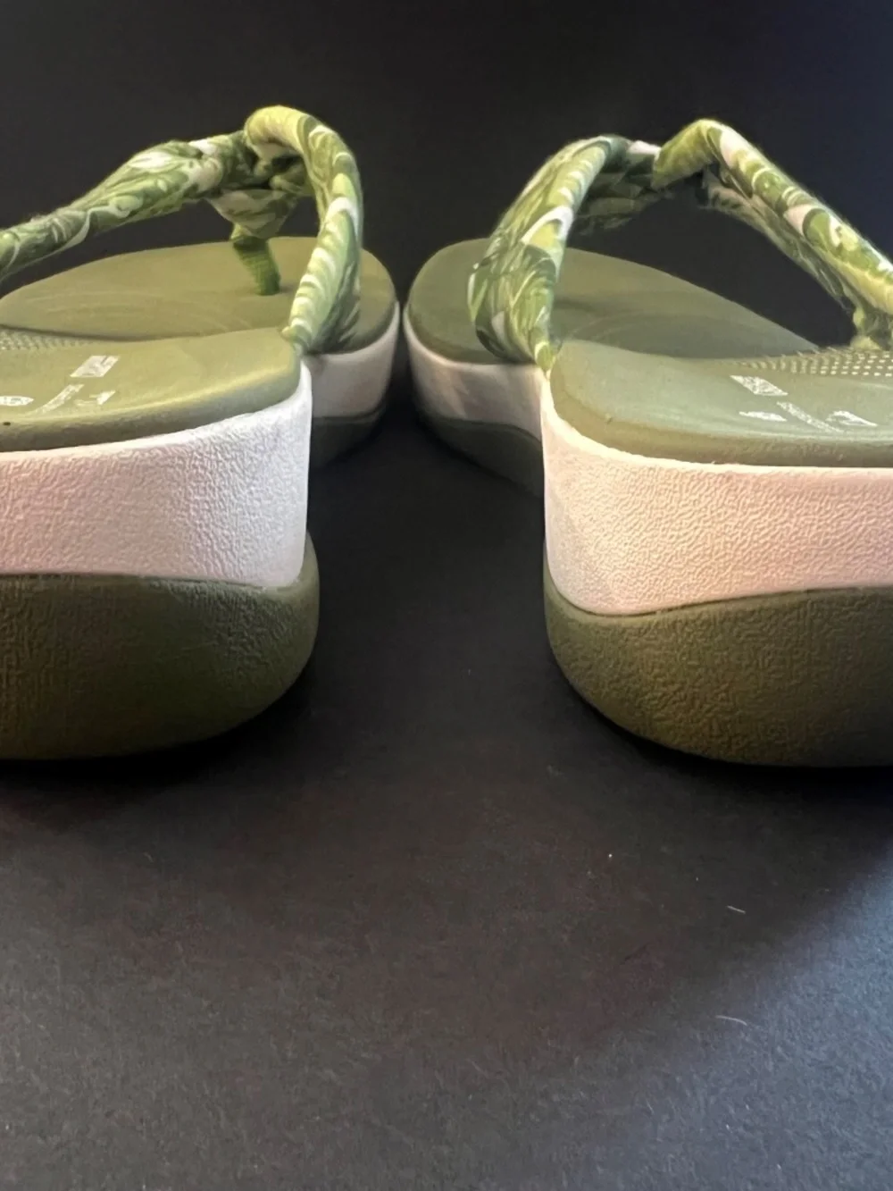 Clark’s Cloudsteppers Thong Sandals Size 9M